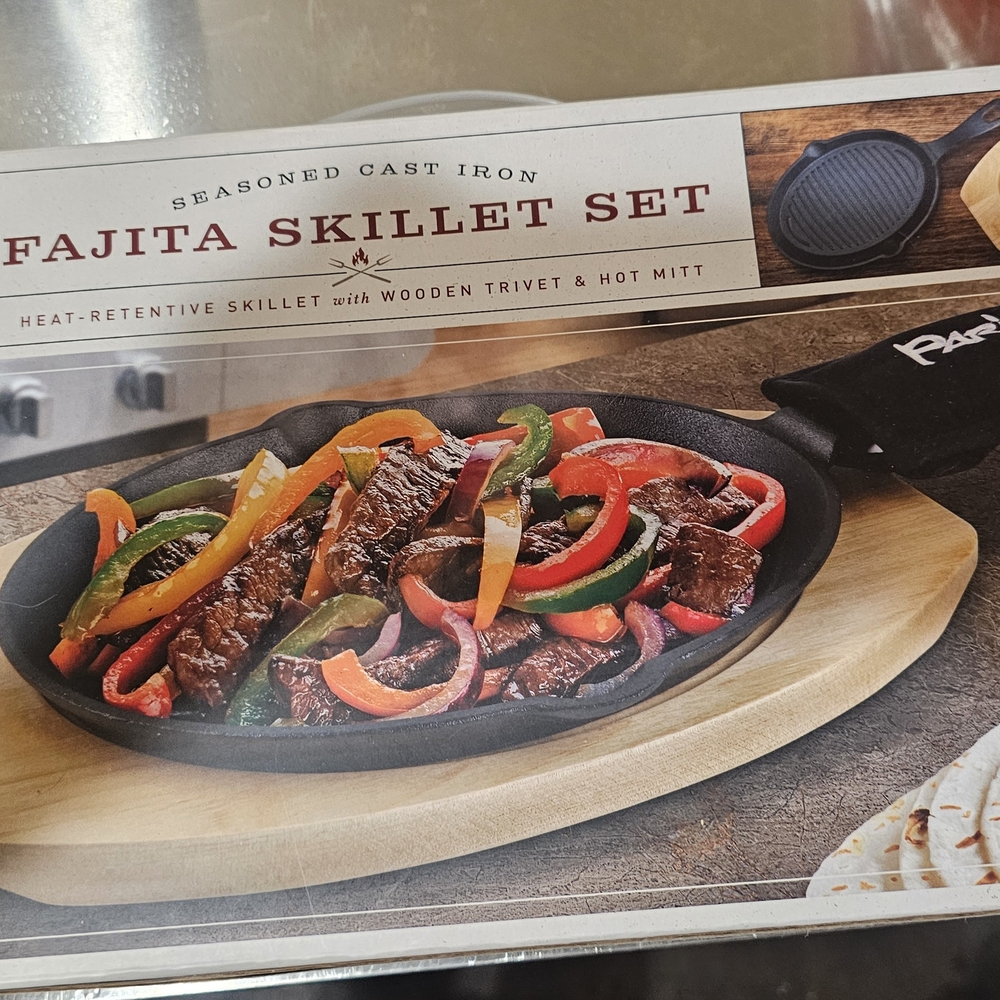 Cast Iron Fajita Skillet Set with Wooden Trivet and Mitt